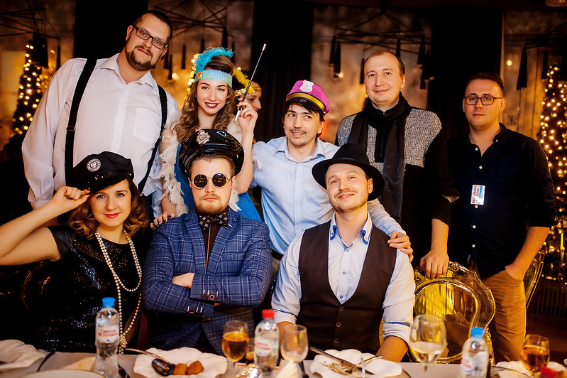 Команда компании празднует Новый год в ресторане Казани