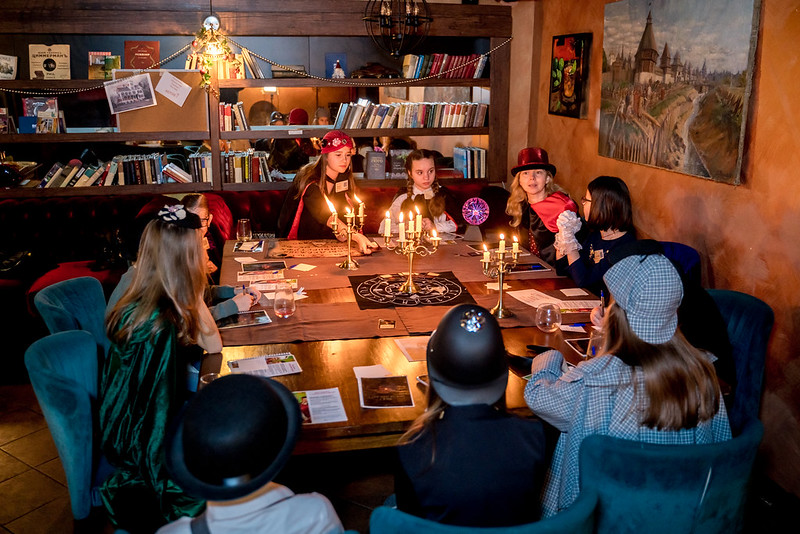 Дети разгадывают загадки в семейном квесте Хэллоуина в Kazan